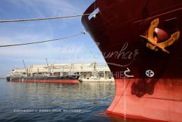 Image du Maroc Professionnelle de  Chargement d'un bateau avec du phosphates au port de Casablanca sur les quai du Groupe OCP (L'Office chérifien des phosphates). Le Groupe OCP est une Société anonyme fondée en 1920 et domiciliée au Maroc. Groupe OCP est le leader mondial des exportations des phosphates et produits dérivés, Lundi 24 Septembre 2007. (Photo / Abdeljalil Bounhar) 